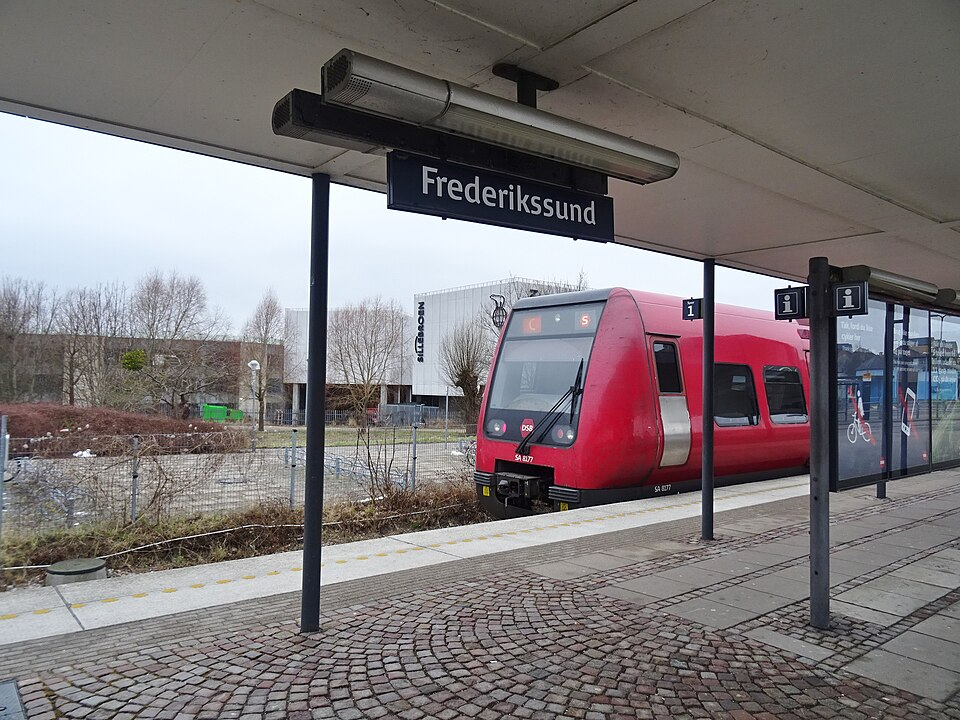 https://commons.wikimedia.org/wiki/File:S-train_line_C_at_Frederikssund_Station_01.jpg